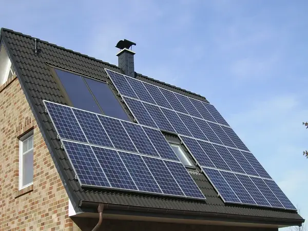 solar-panel-efficiency-tested-on-roof