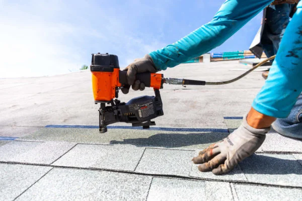 staff-doing-roofing-contractor-work